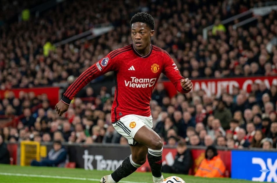 Mainoo's Money Move! £120k Deal to Keep Him at Man Utd