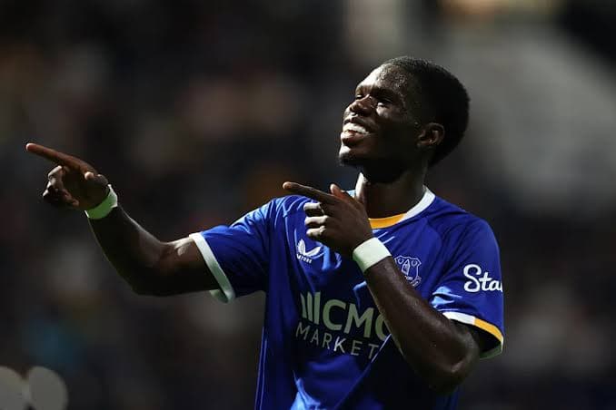 Moyes hails Barry form as Everton weigh late window signings