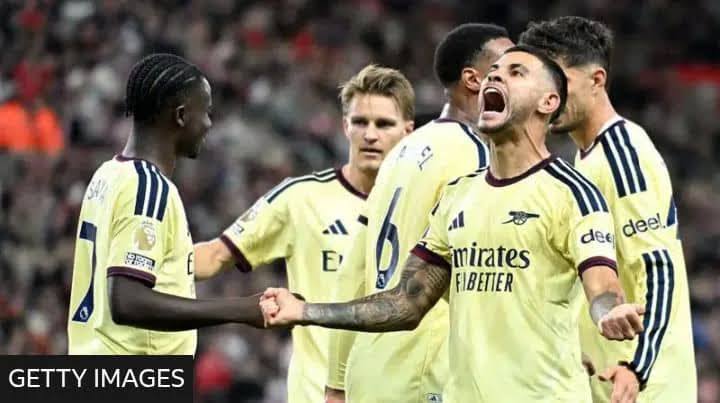 Arsenal beat Sunderland 2-0 to keep perfect Premier League record